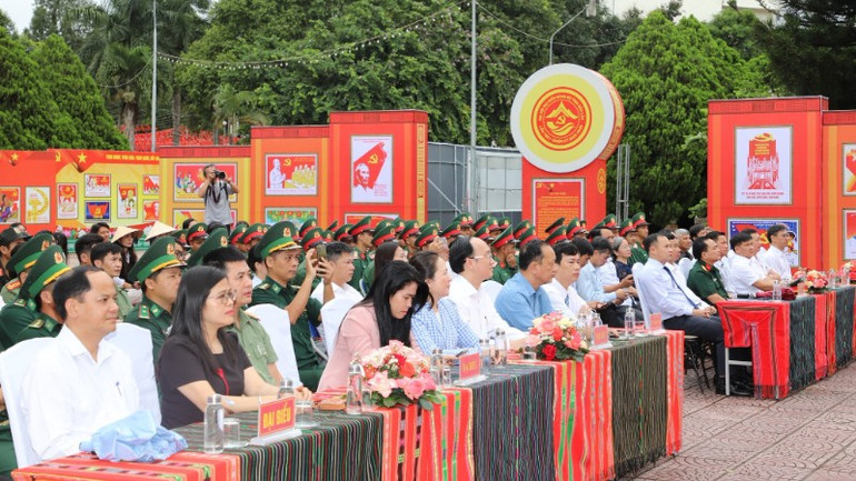 Các đại biểu dự khai mạc triển lãm.